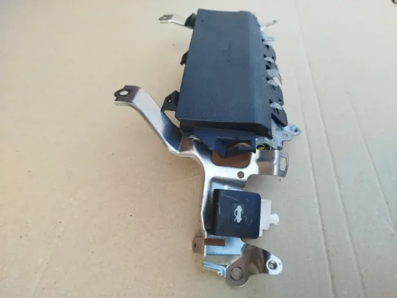 Подушка безопасности в колени Lexus GS 4 ракурс снизу