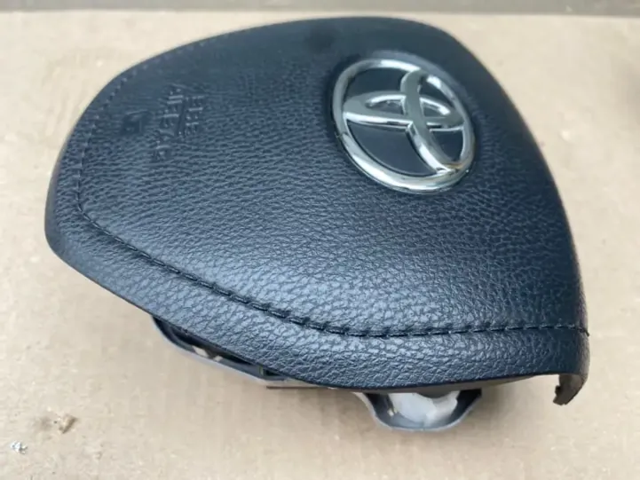 Подушка безопасности в руль Toyota RAV4 40 (XA40) вид со стороны штекера подрулевого шлейфа