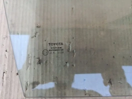 Стекло двери toyota corolla e210  2020- перед. прав.