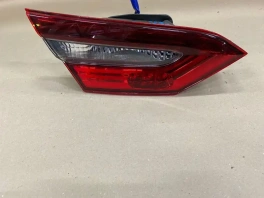 Фонарь в крышку багажника toyota camry 70 xv70 2017-2023 задн. лев.