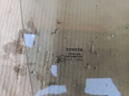 Стекло двери toyota corolla e210  2020- перед. прав.
