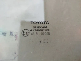 Стекло двери toyota corolla e210  2020- перед. лев.