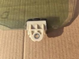 Стекло двери infiniti q50 v37 2017- задн. лев.
